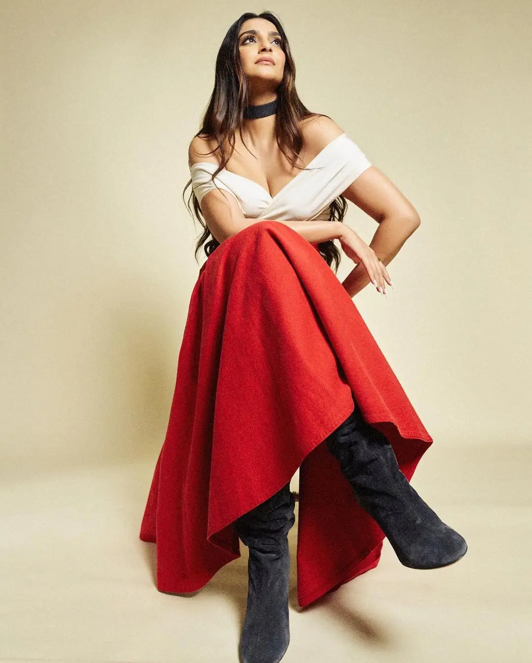 BOLLYWOOD ACTRESS SONAM KAPOOR PHOTOSHOOT IN RED GOWN 5